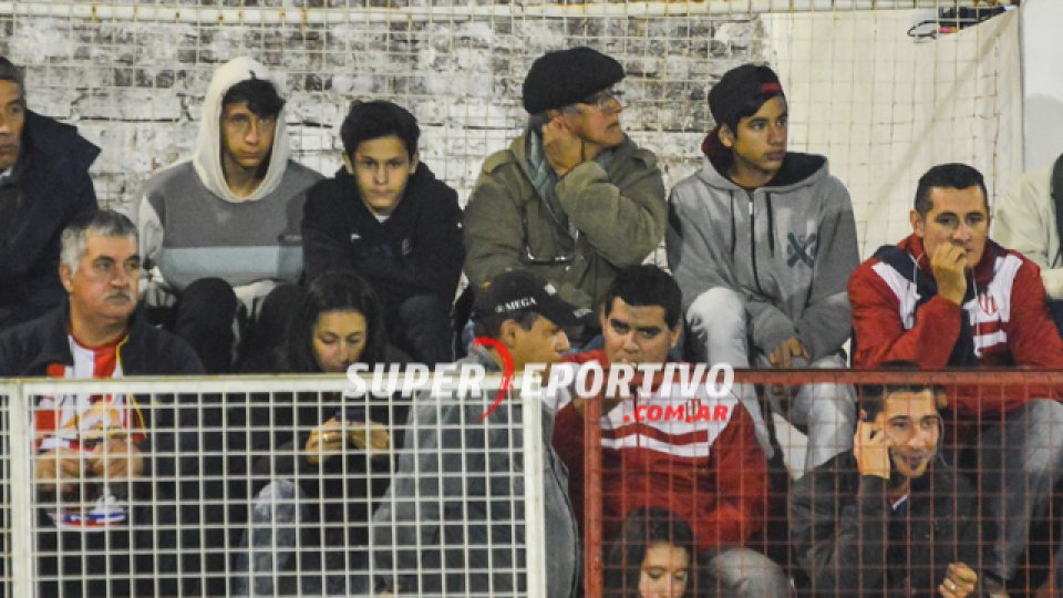 Los hinchas de Atlético Paraná colmaron el Pedro Mutio para alentar el equipo.