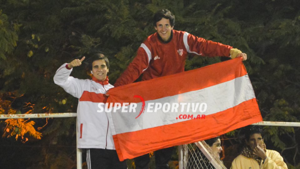 Los hinchas de Atlético Paraná colmaron el Pedro Mutio para alentar el equipo.