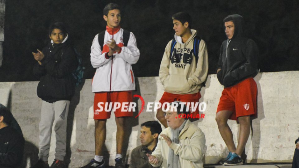 Los hinchas de Atlético Paraná colmaron el Pedro Mutio para alentar el equipo.