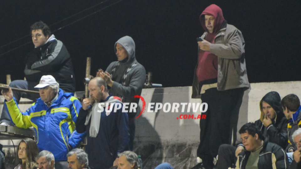 Los hinchas de Atlético Paraná colmaron el Pedro Mutio para alentar el equipo.