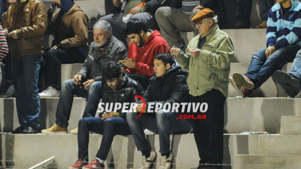 Los hinchas de Atlético Paraná colmaron el Pedro Mutio para alentar el equipo.