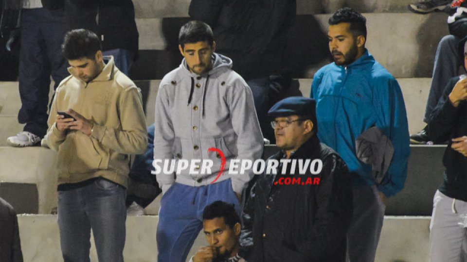 Los hinchas de Atlético Paraná colmaron el Pedro Mutio para alentar el equipo.