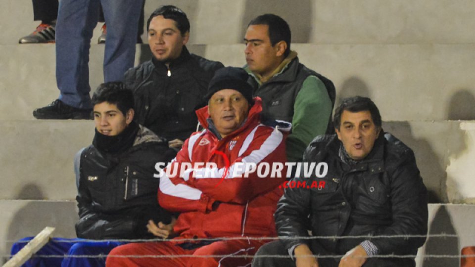 Los hinchas de Atlético Paraná colmaron el Pedro Mutio para alentar el equipo.