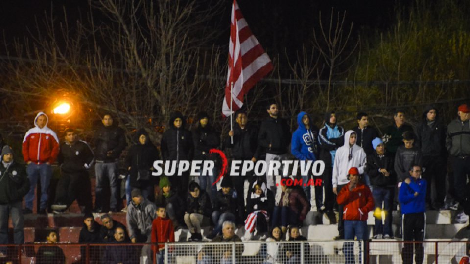 Los hinchas de Atlético Paraná colmaron el Pedro Mutio para alentar el equipo.