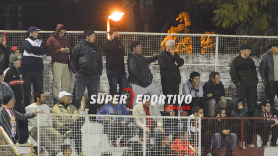 Los hinchas de Atlético Paraná colmaron el Pedro Mutio para alentar el equipo.