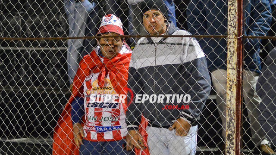Los hinchas de Atlético Paraná colmaron el Pedro Mutio para alentar el equipo.