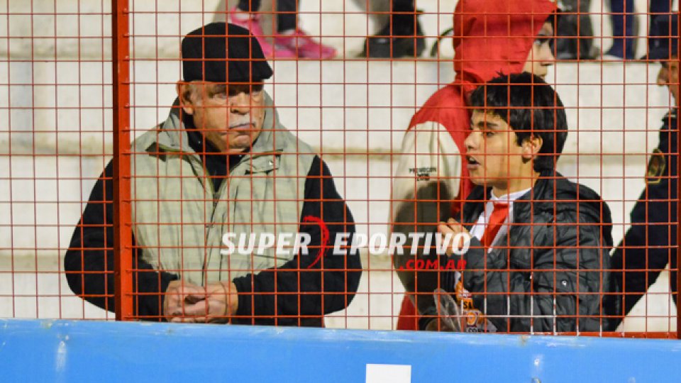 Los hinchas de Atlético Paraná colmaron el Pedro Mutio para alentar el equipo.