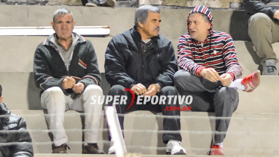 Los hinchas de Atlético Paraná colmaron el Pedro Mutio para alentar el equipo.