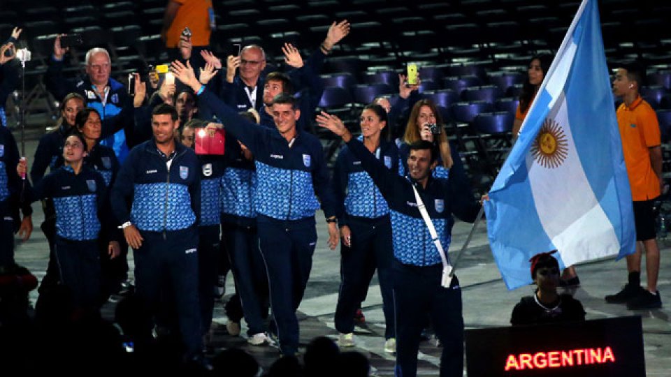 El ciclista Walter Pérez llevó la bandera nacional en la inauguración.
