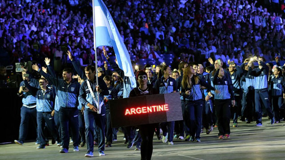 El ciclista Walter Pérez llevó la bandera nacional en la inauguración.