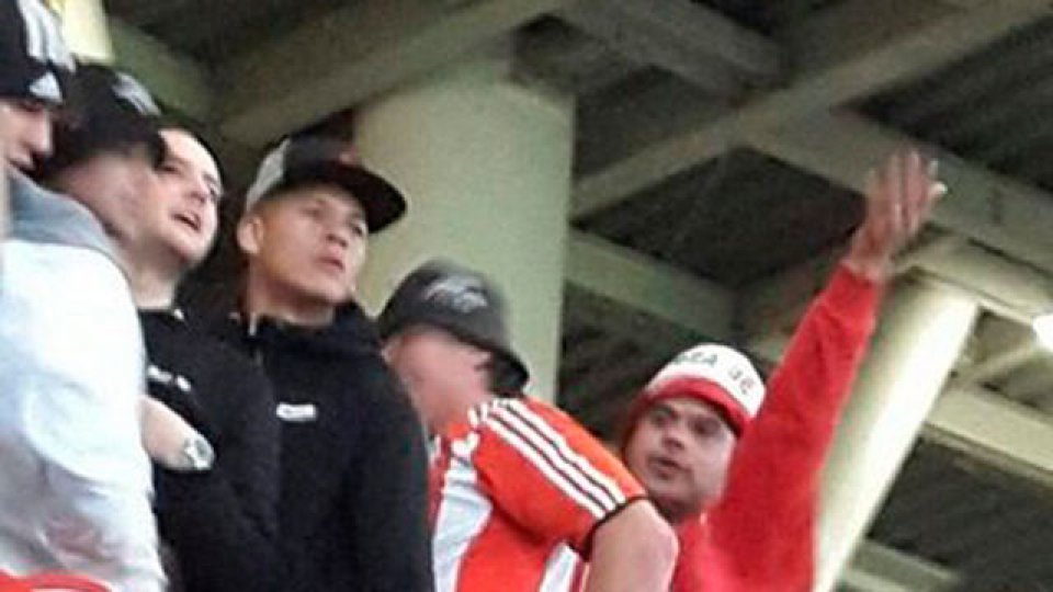 Polémica presencia de Marcos Rojo con la barra de Estudiantes.