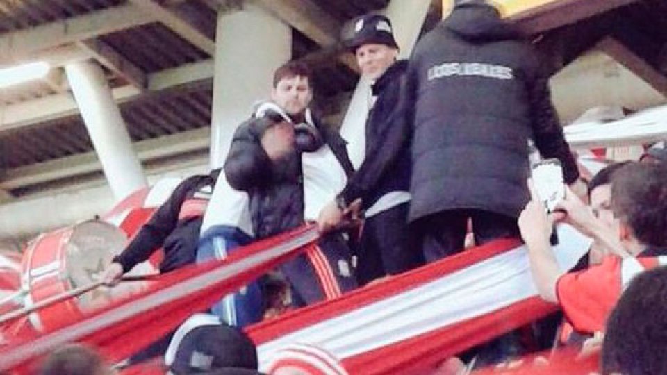 Polémica presencia de Marcos Rojo con la barra de Estudiantes.