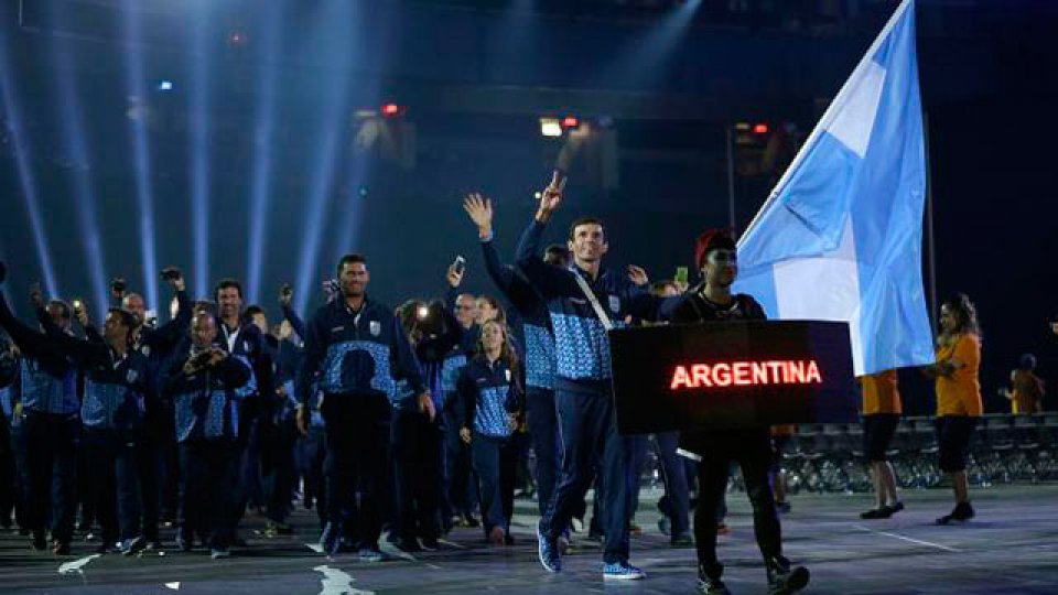 El ciclista Walter Pérez llevó la bandera nacional en la inauguración.