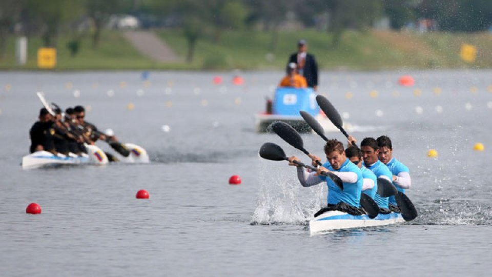 El entrerriano Daniel Dal B&oacute; y el equipo nacional de canotaje.