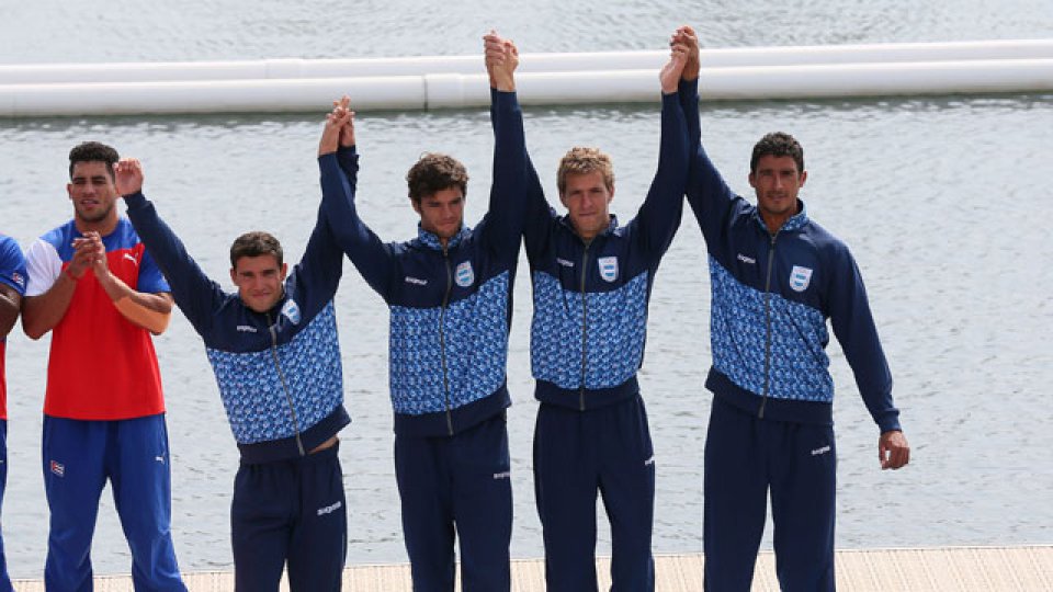 El entrerriano Daniel Dal B&oacute; y el equipo nacional de canotaje.