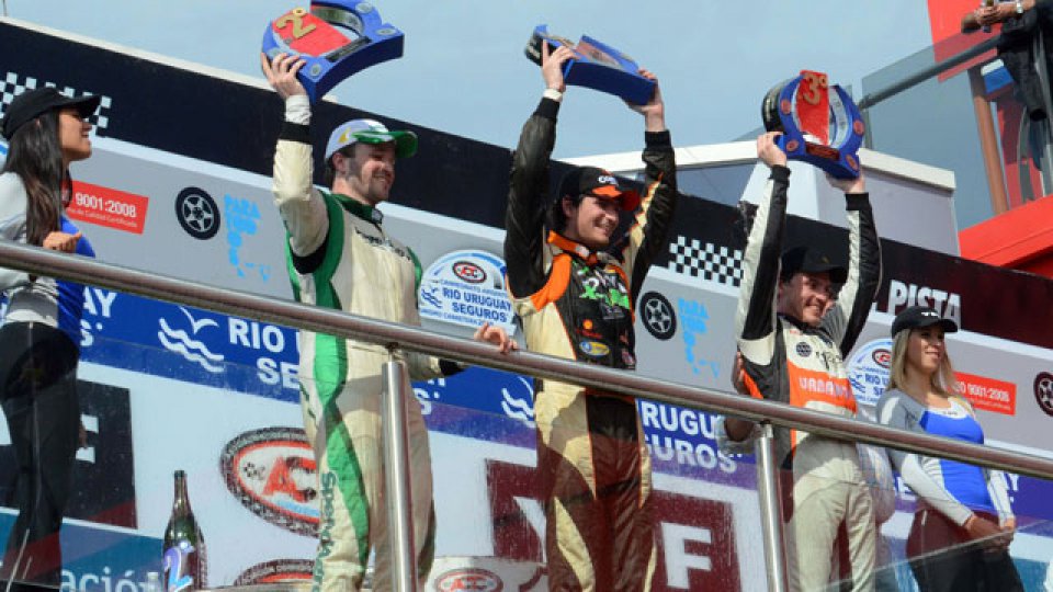 Angelini ganó en el mano a mano a Canapino en la última vuelta.