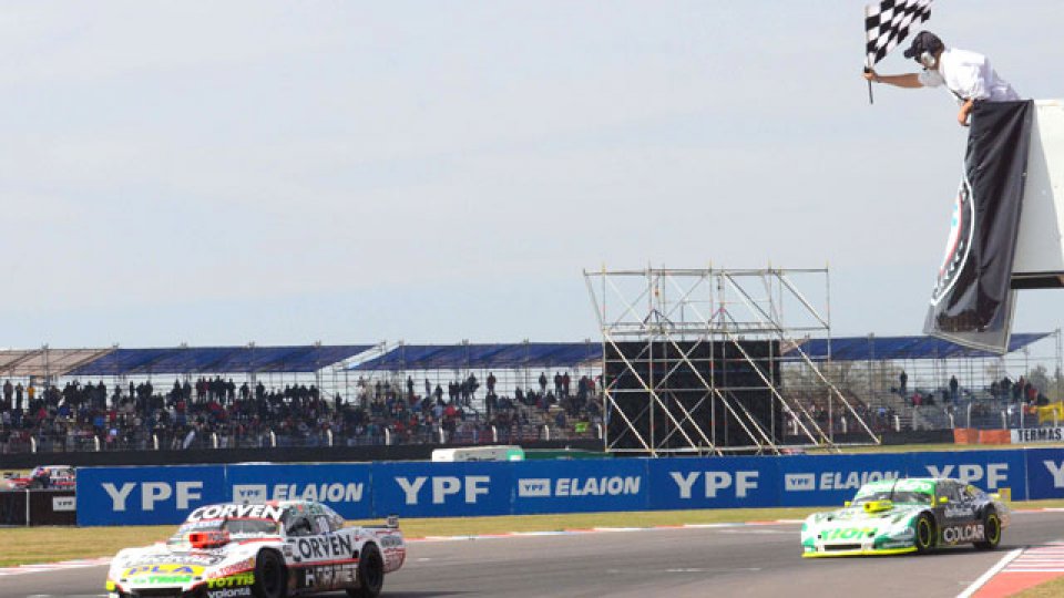 Angelini ganó en el mano a mano a Canapino en la última vuelta.