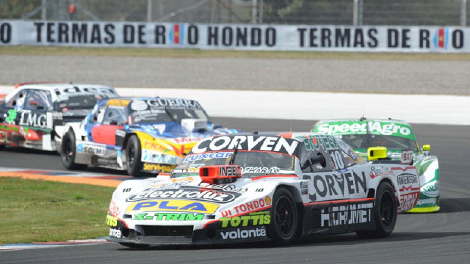 Angelini ganó en el mano a mano a Canapino en la última vuelta.