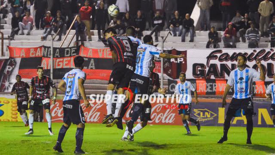 Patronato le ganó al Lobo y se adueñó de la cima.