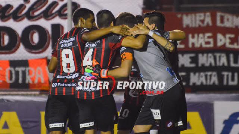 Patronato le ganó al Lobo y se adueñó de la cima.