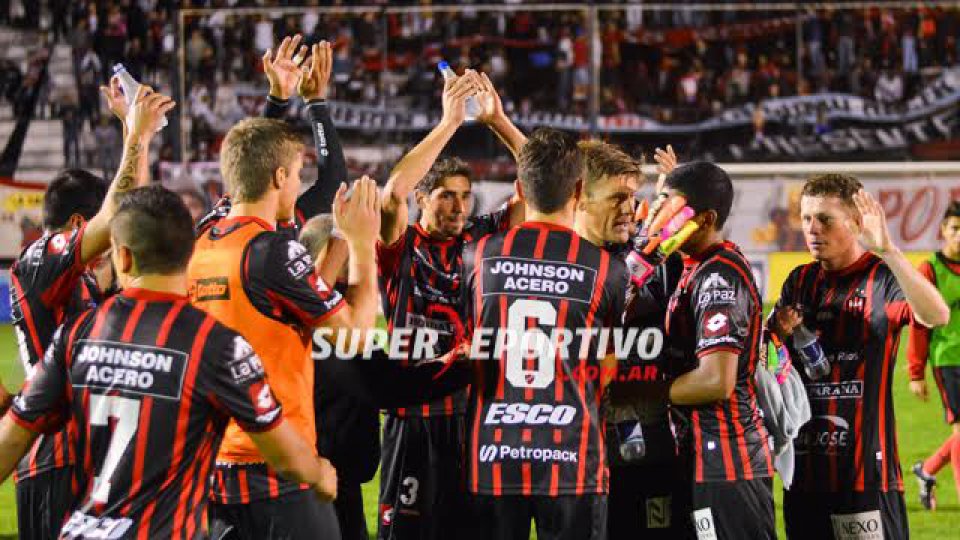 Patronato le ganó al Lobo y se adueñó de la cima.