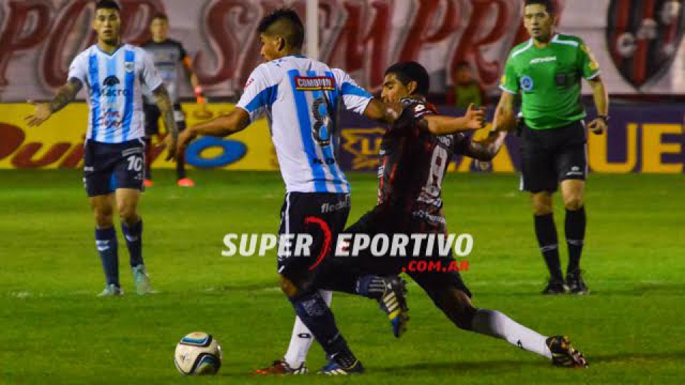 Patronato le ganó al Lobo y se adueñó de la cima.