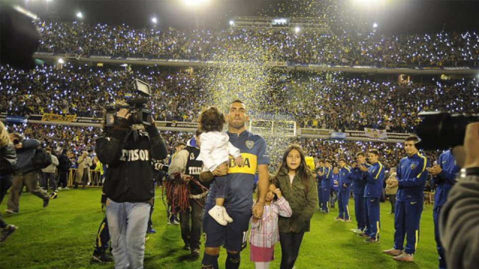 El Apache regresó al club de La Rivera que vivió una fiesta para recibirlo.