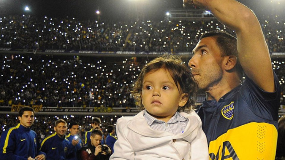Carlitos junto a su familia en la cancha de Boca.