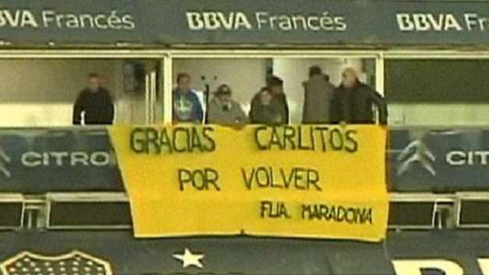 Como un hincha mas, Diego Maradona recibió a Carlos Teves.