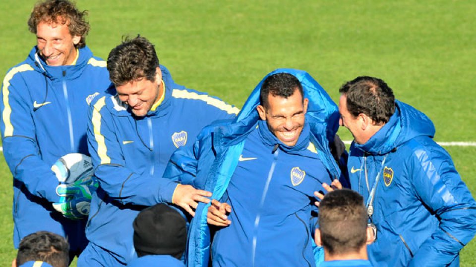 Tevez en medio del plantel antes de arrancar el entrenamiento.