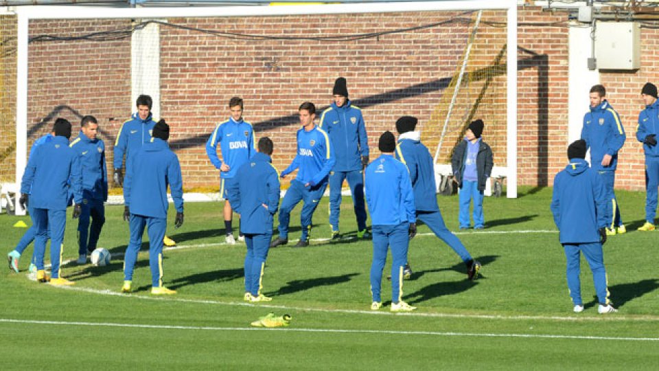 Tevez en medio del plantel antes de arrancar el entrenamiento.