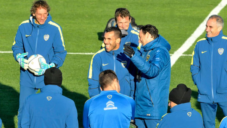 Tevez en medio del plantel antes de arrancar el entrenamiento.
