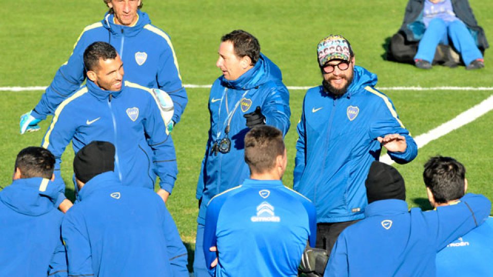 Tevez en medio del plantel antes de arrancar el entrenamiento.