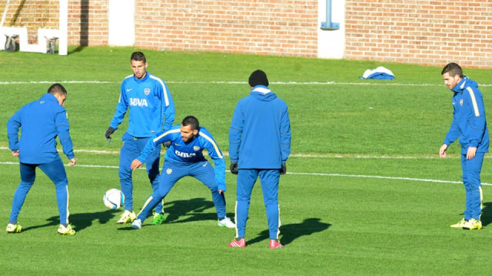 Tevez en medio del plantel antes de arrancar el entrenamiento.