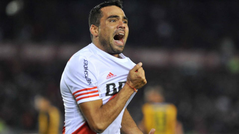 Gabriel Mercado festeja su gol ante Guaraní.