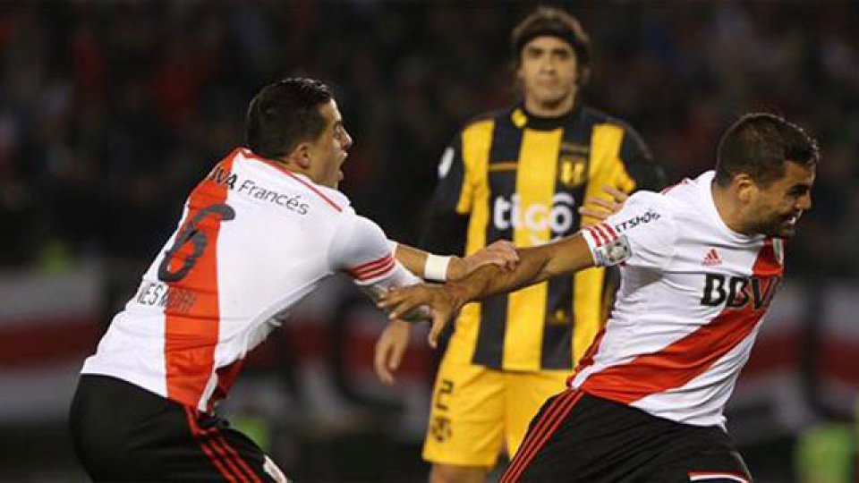 Gabriel Mercado festeja su gol ante Guaraní.