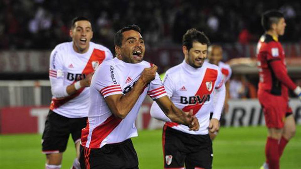 Gabriel Mercado festeja su gol ante Guaraní.