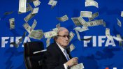 A Blatter le arrojaron dólares en plena conferencia de prensa en la FIFA