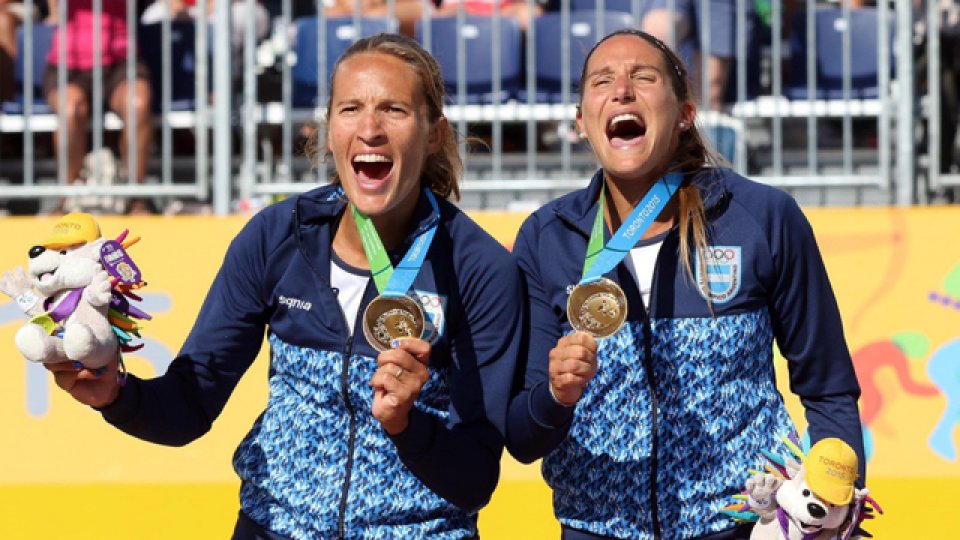 El festejo de la nogoyaense Gallay y su compa&ntilde;era al obtener la presea dorada.
