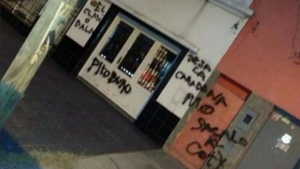 Las pintadas en el frente de la casa de la abuela de la Fiera.