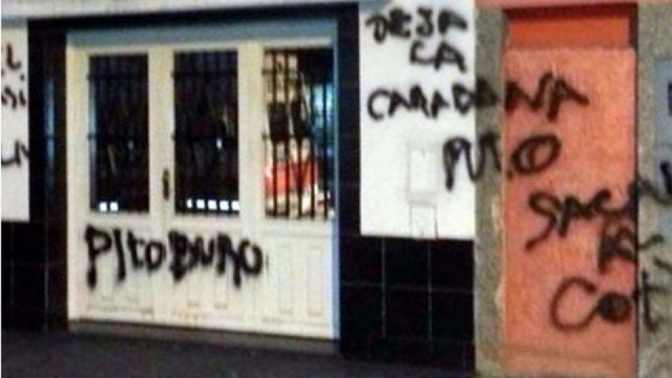 Las pintadas en el frente de la casa de la abuela de la Fiera.