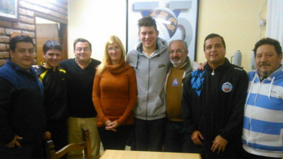 Cassano y Bustos se suman al plantel del AEC.