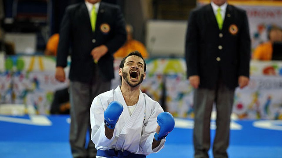 Julián Pinzas se consagró en la competencia de karate masculino.