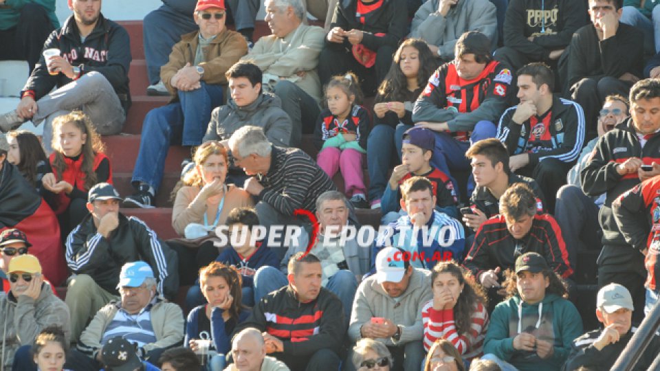 El equipo cumplió en la cancha y la gente acompañó desde las tribunas.