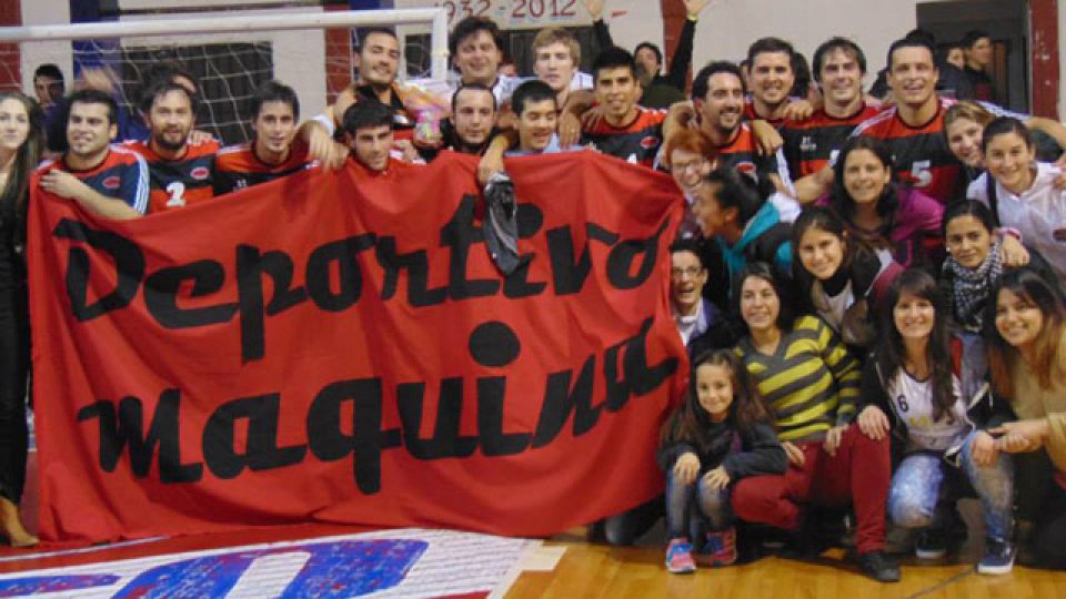 Deportivo Máquina se alzó con la victoria en un difícil duelo ante el Decano.