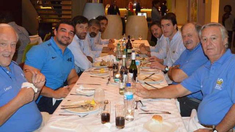 El plantel actual con los históricos Pumas del 65.