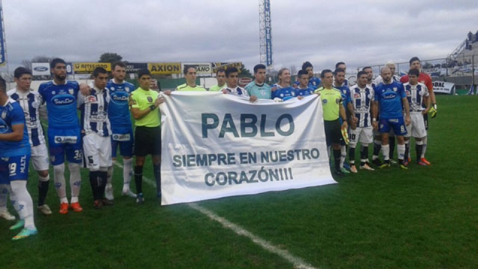 La bandera recordando a Pablo Peña, árbitro asistente recientemente fallecido.