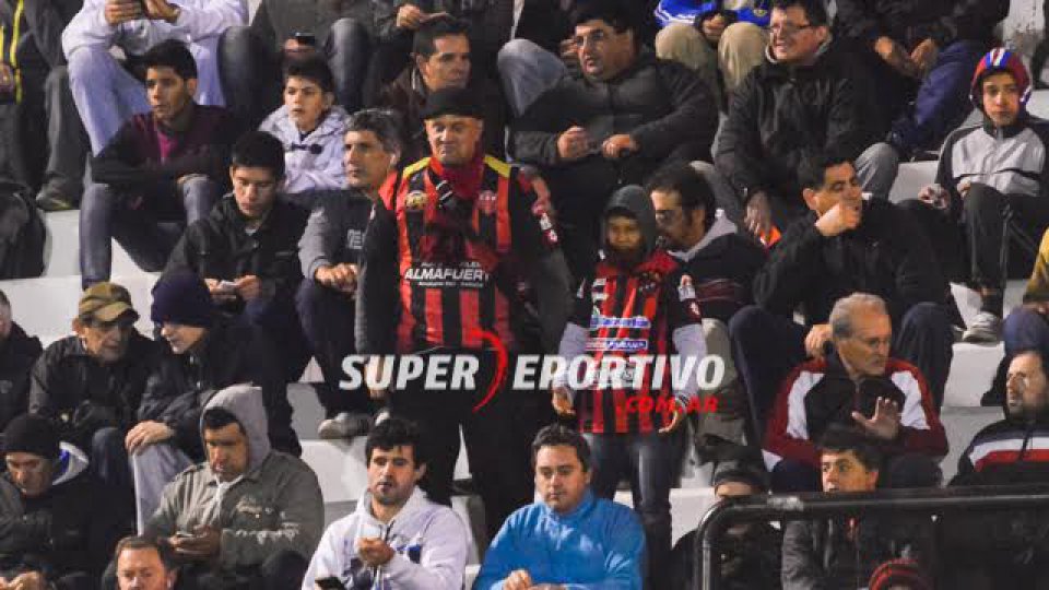 La gente acompañó a Patronato en la victoria ante Los Andes.