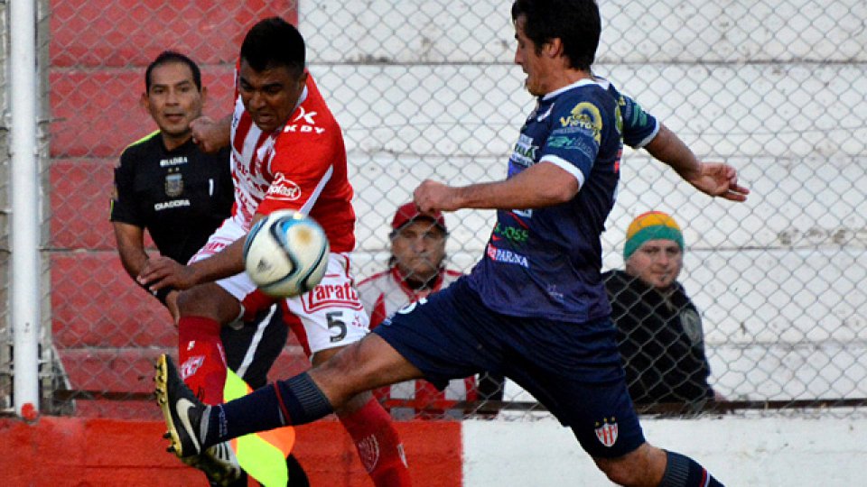 Atlético Paraná luchó mas de lo que jugó.