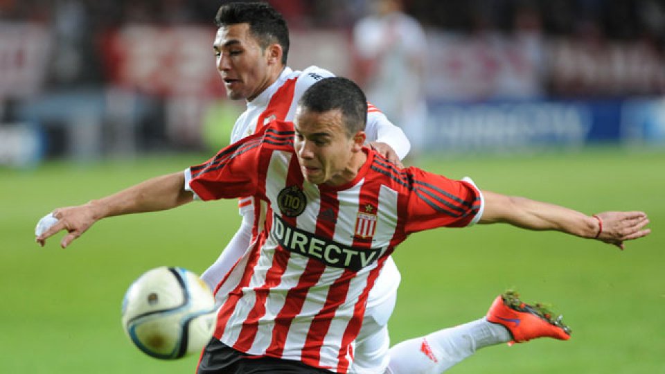 River cayó ante Estudiantes y se alejó de la pelea.